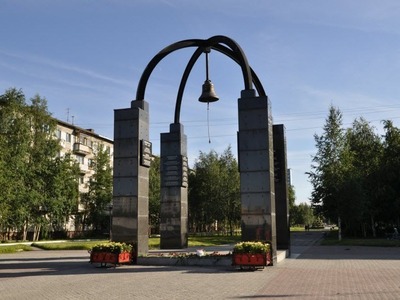 Мемориал «Воинам-интернационалистам». Открыт 9 мая 1996 года. Выполнен в форме четырёх колонн, объединённых стальными арками. Под куполом, образованным арками, закреплён колокол.  На колоннах — мемориальные плиты, на которых выгравированы имена тридцати восьми солдат-нижневартовцев, погибших в локальных войнах в Афганистане, на Северном Кавказе.