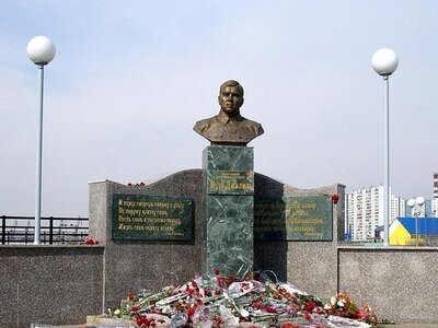 Памятник Мусе Джалилю.  Расположен на берегу реки Обь, в начале улицы Мусы Джалиля .   Памятник открыли 25 сентября 2007 года, в год 35-летия города. С инициативой выступила общественная организация нижневартовских татар «Мирас».   Автор: Махмут Маталитович Гасимов, член Союза художников СССР (1977), Заслуженный деятель искусств Республики Татарстан (2008)